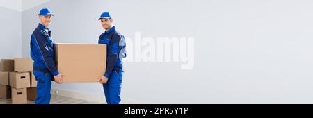 Deux Delivery Man Holding Cardboard Box Banque D'Images