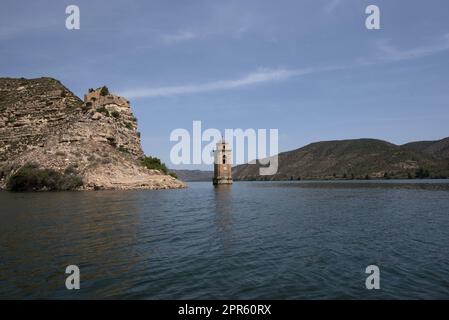 Tour de l'église de San Juan Evangelista dans le réservoir de Ribarroja, Aragon, Espagne Banque D'Images