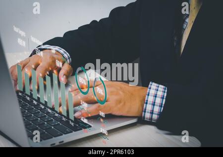 Graphique de Big Data avec écran virtuel d'ordinateur portable en analyse économique et financement d'investissement et de planification marketing. Banque D'Images