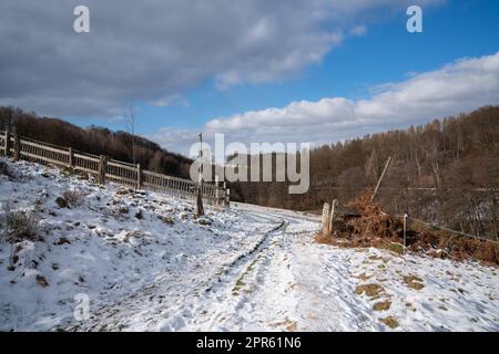 Sentier de randonnée près d'Odenthal, Bergisches Land, Allemagne Banque D'Images