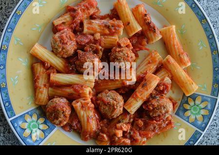 Rigatoni servi sur une assiette colorée Banque D'Images