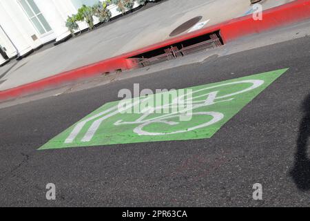 Faites attention aux panneaux des cyclistes sur une route Banque D'Images