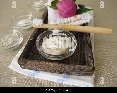 Dentifrice fait maison à partir de trois ingrédients avec de l'huile de coco, du xylitol et de la poudre de craie Banque D'Images