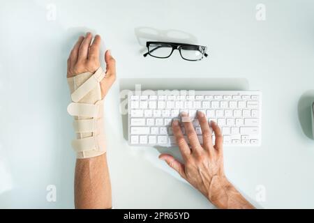 Accident de bureau avec bras cassé. Indemnisation des accidents du travail Banque D'Images