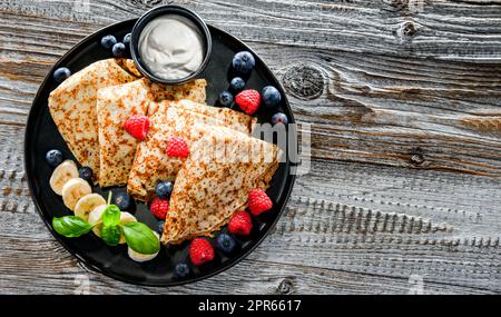 Une assiette de crêpes au fromage et aux fruits Banque D'Images