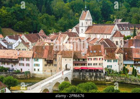 Village de style médiéval de Saint-Ursanne dans le district de Porrentruy dans le canton du Jura, Suisse Banque D'Images