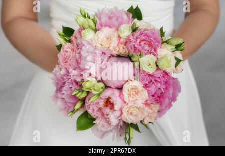 Bouquet de mariée de pivoines roses Banque D'Images