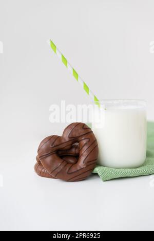 Pain d'épice traditionnel allemand de Noël lebkuchen. Des biscuits ainsi qu'un verre de lait sont sur la table. Banque D'Images