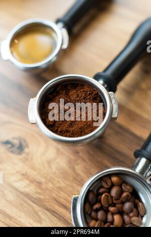 Différents processus de préparation du café par un barista dans un café. Grains de café, moulus, prêts. Concept d'art du café. Banque D'Images