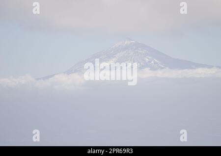 Mont Teide entouré de nuages. Banque D'Images