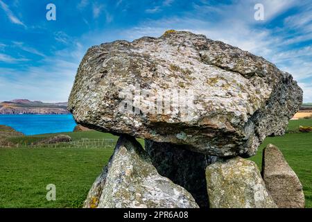 Carreg Samson connu sous le nom de Carreg Sampson, Samson's Stone, ou The Longhouse - Pembrokeshire Coast Path au pays de Galles, au Royaume-Uni Banque D'Images