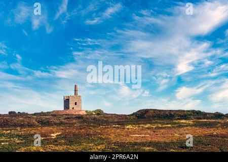 Vue de Cornouailles avec abandonné Greenburrow Pumping Engine House (Ding Dong Mine) en arrière-plan - Cornwall, Royaume-Uni Banque D'Images