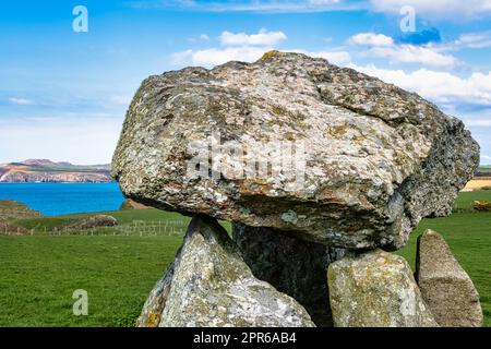 Carreg Samson connu sous le nom de Carreg Sampson, Samson's Stone, ou The Longhouse - Pembrokeshire Coast Path au pays de Galles, au Royaume-Uni Banque D'Images