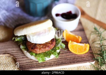 Déjeuner composé de muffins aux œufs de saucisse et de yaourt Banque D'Images