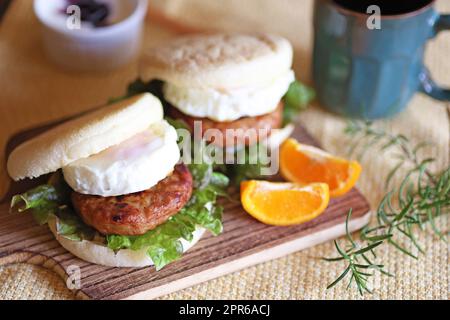 Déjeuner composé de muffins aux œufs de saucisse et de yaourt Banque D'Images