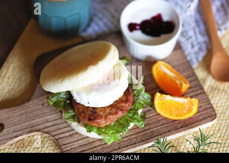 Déjeuner composé de muffins aux œufs de saucisse et de yaourt Banque D'Images