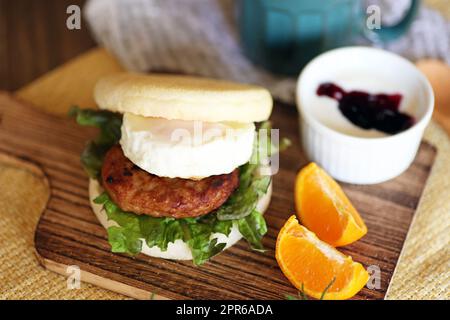 Déjeuner composé de muffins aux œufs de saucisse et de yaourt Banque D'Images