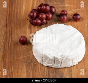 Brie sur une planche à découper Banque D'Images