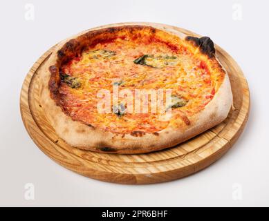 Vue de dessus de pizza chaude sur un stand en bois. Banque D'Images