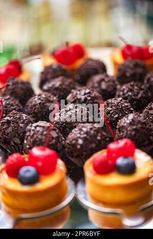 Des desserts frais, appétissants, sucrés et rapprochés sur une table de buffet festive décorée Banque D'Images