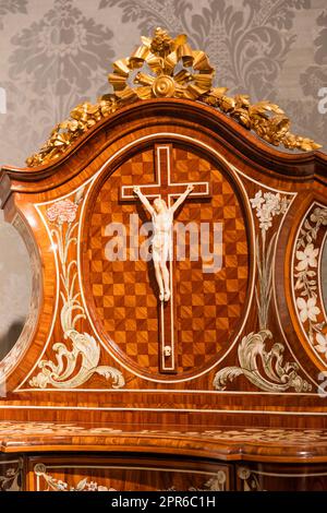 Vieux crucifix en bois et ivoire.Jésus Christ symbole de la résurrection et de la vie après la mort. Banque D'Images