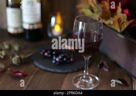 Allumez une bougie et buvez du vin dans une atmosphère calme Banque D'Images