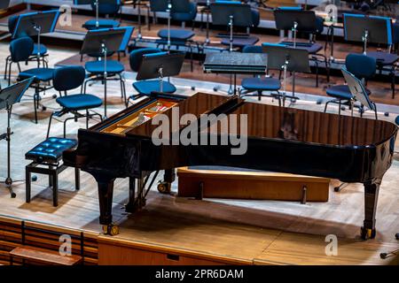 Un piano sur la scène philharmonique entre autres instruments de musique Banque D'Images