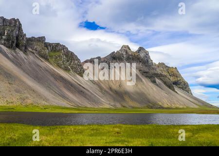 Vue spectaculaire sur le Mont Vestahorn en Islande. Banque D'Images