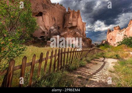 grottes et formations rocheuses, clôture en bois dans la vallée de zelve cappadoce Banque D'Images