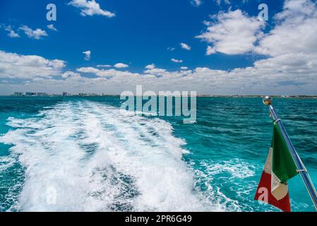 Drapeau mexicain sur bateau ferry dans l'océan des Caraïbes près de Cancun, Yucatan, Mexique Banque D'Images