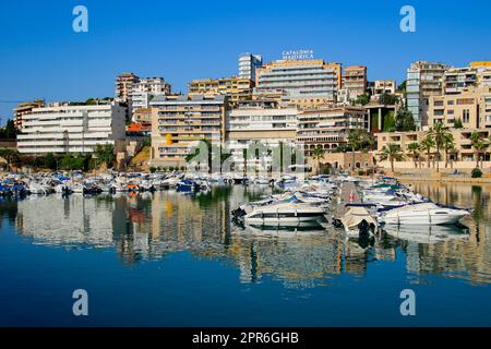 Palma, Majorque - 5 août 2019 : petits bateaux amarrés au quai de CAN Barbara, une marina entourée de bâtiments modernes dans la banlieue de Palma de M Banque D'Images