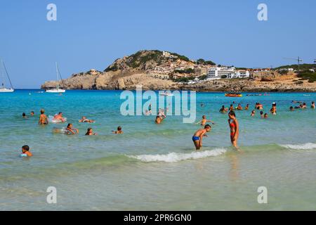 Cala Agulla, Mallorca - 5 août 2019 : les vacanciers nageant dans les eaux transparentes et peu profondes de la mer Méditerranée à la plage de Cala Agulla o Banque D'Images