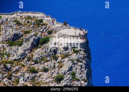 Touristes bénéficiant d'une vue à couper le souffle sur le Cap Formentor au mirador ('point de vue') d'es Colomer dans le nord de Majorque dans les îles Baléares, Banque D'Images