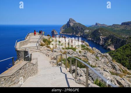 Touristes bénéficiant d'une vue à couper le souffle sur le Cap Formentor au mirador ('point de vue') d'es Colomer dans le nord de Majorque dans les îles Baléares, Banque D'Images