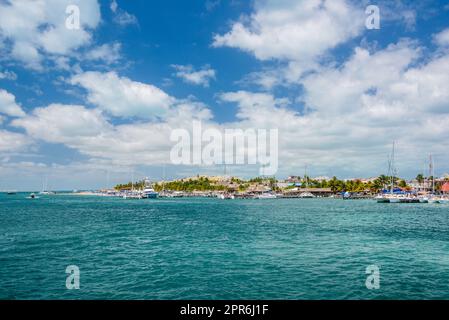 Port avec des voiliers et des navires dans l'île Isla Mujeres dans la mer des Caraïbes, Cancun, Yucatan, Mexique Banque D'Images