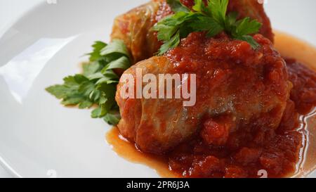 Rouleaux de chou farcis avec sauce tomate et herbes Banque D'Images