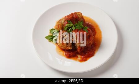 Rouleaux de chou farcis avec sauce tomate et herbes Banque D'Images