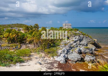 Structure 45, les offenses sur la colline près de la plage, les ruines mayas à Tulum, Riviera Maya, Yucatan, Mer des Caraïbes, Mexique Banque D'Images