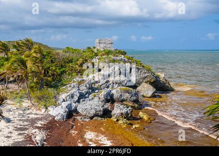 Structure 45, les offenses sur la colline près de la plage, les ruines mayas à Tulum, Riviera Maya, Yucatan, Mer des Caraïbes, Mexique Banque D'Images