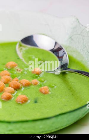 soupe de pois verts avec pois frits Banque D'Images