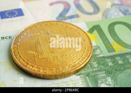 Bitcoin d'or sur les billets en euros argent pour les affaires et le commerce, monnaie numérique, crypto-monnaie virtuelle. Banque D'Images