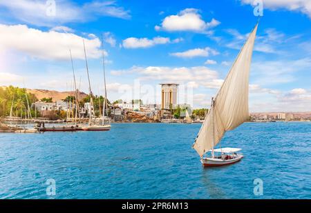 Voiliers traditionnels dans le Nil à Assouan, Égypte Banque D'Images