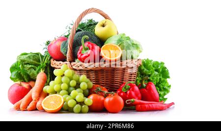 Fruits et légumes frais biologiques dans un panier en osier Banque D'Images