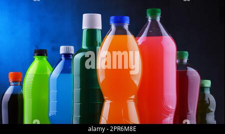 Les bouteilles en plastique d'un assortiment de boissons gazeuses Banque D'Images