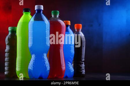 Les bouteilles en plastique d'un assortiment de boissons gazeuses Banque D'Images