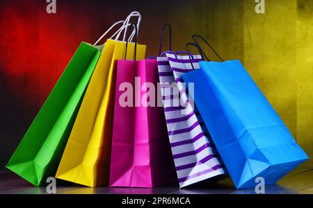 Composition avec des sacs de papier coloré Banque D'Images