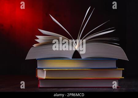 La composition avec livre ouvert sur la table Banque D'Images