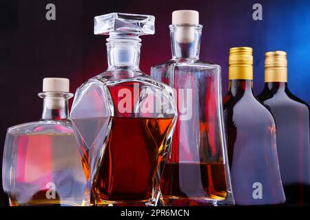 Carafe et bouteilles de boissons alcoolisées variées Banque D'Images