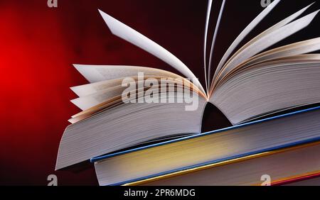 La composition avec livre ouvert sur la table Banque D'Images