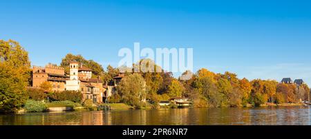 Turin, Italie - Panorama en plein air avec le pittoresque château du Valentino de Turin au lever du soleil en automne Banque D'Images